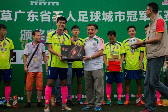 邮报：弗格森送医后首次露面，与球迷合照看起来精神很好